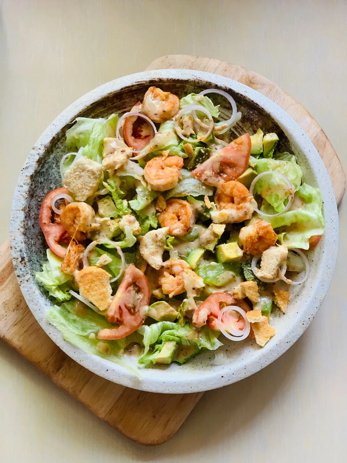 Ensalada con gambas y tomates, plato mediterráneo rico en omega-3