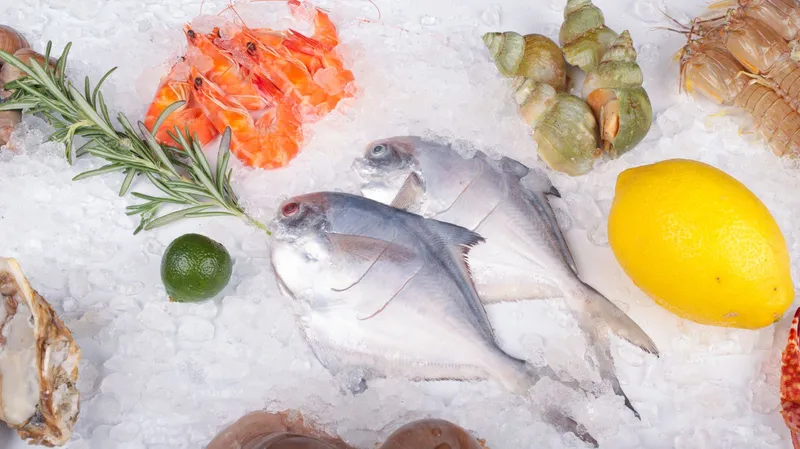 Pescado y marisco fresco expuesto sobre hielo en la pescadería